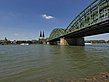 Schiff unter der Hohenzollernbrücke - Nordrhein-Westfalen (Köln)