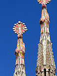  Ansicht Reiseführer  Barcelona Verspielte Turmspitzen der Kirche