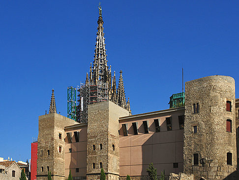 Foto Sehenswürdigkeit Thematische Touren Impressionen von Citysam Casa de l'Ardiaca mit Kathedrale im Hintergrund