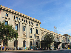  Bildansicht Reiseführer  von Barcelona Blick auf den Engang des historischen Bahnhofes Estació de França