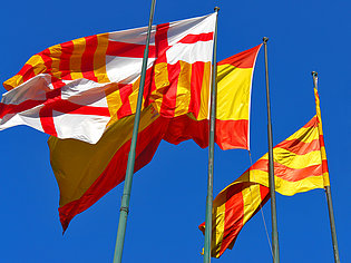  Ansicht Sehenswürdigkeit  Die Flaggen Barcelonas - von Metropole, Spanien und Katalonien