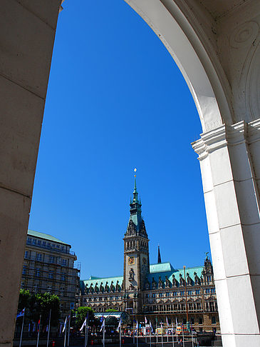 Blick durch die Bögen der Alster Arkaden auf das Rathaus - Hamburg (Hamburg)