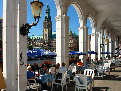 Blick durch die Bögen der Alster Arkaden auf das Rathaus - Hamburg (Hamburg)