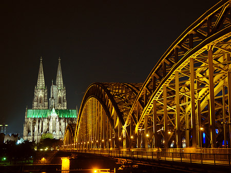 Kölner Dom hinter der Hohenzollernbrücke - Nordrhein-Westfalen (Köln)