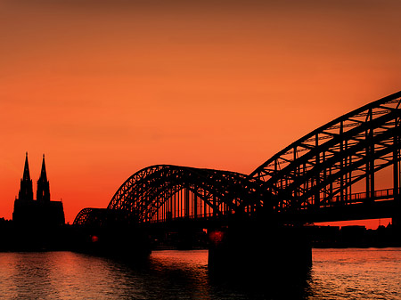 Kölner Dom hinter der Hohenzollernbrücke - Nordrhein-Westfalen (Köln)