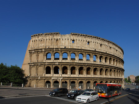 Kolosseum mit Straße - Latium (Rom) (Rom)