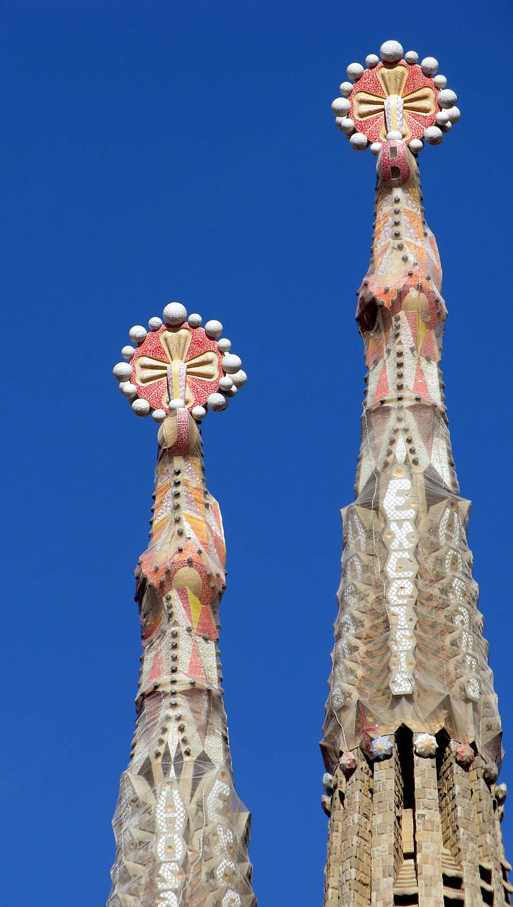  Ansicht Reiseführer  Barcelona Verspielte Turmspitzen der Kirche