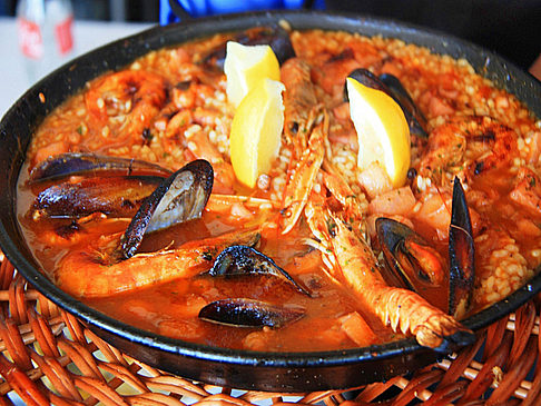 Spezialitäten Bildansicht Reiseführer  Köstliche Paella mit frischen Meeresfrüchten